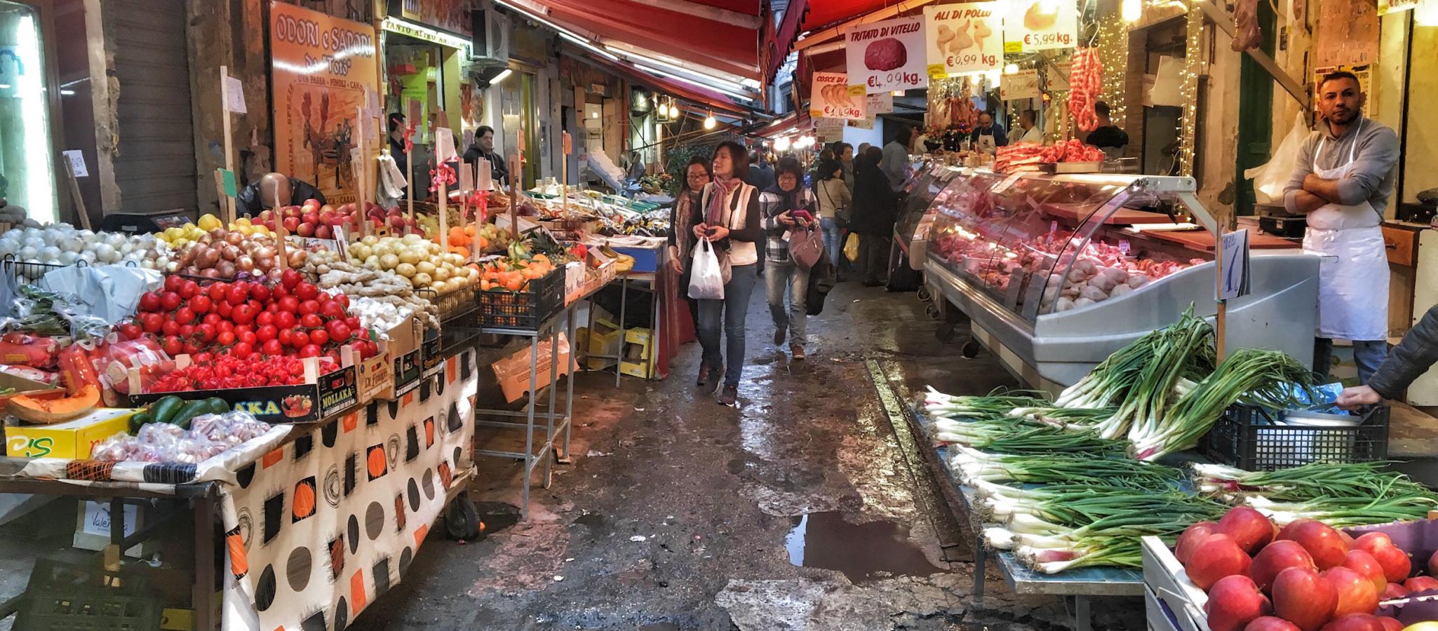 Уличный районный рынок в Палермо